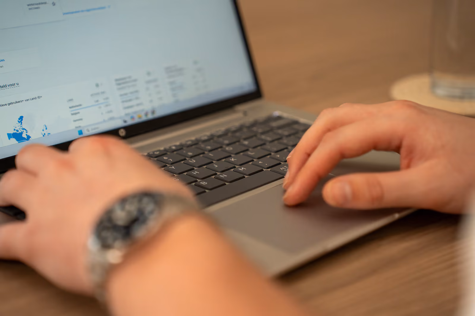 Werken aan een e-mailcampagne op de laptop