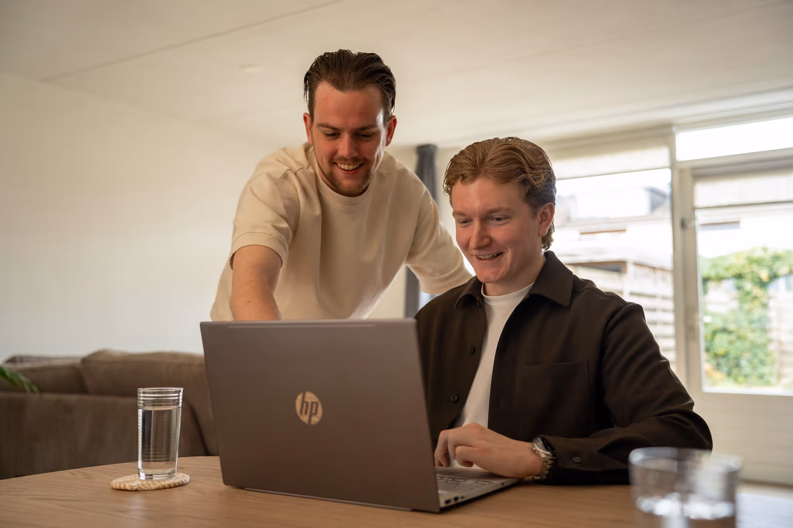 Stan en Timo analyseren samen data achter de laptop