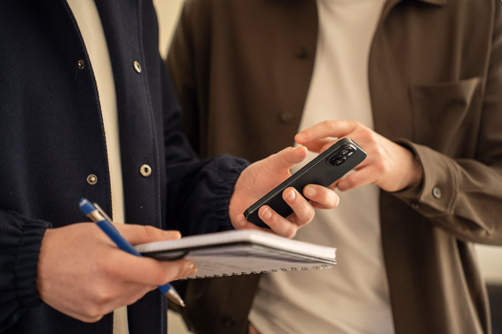 Een social media-advertentie bekijken op de telefoon