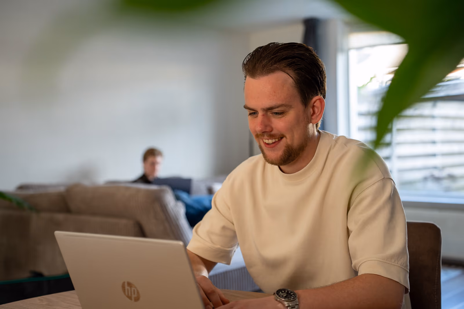 Stan aan het werk achter de laptop
