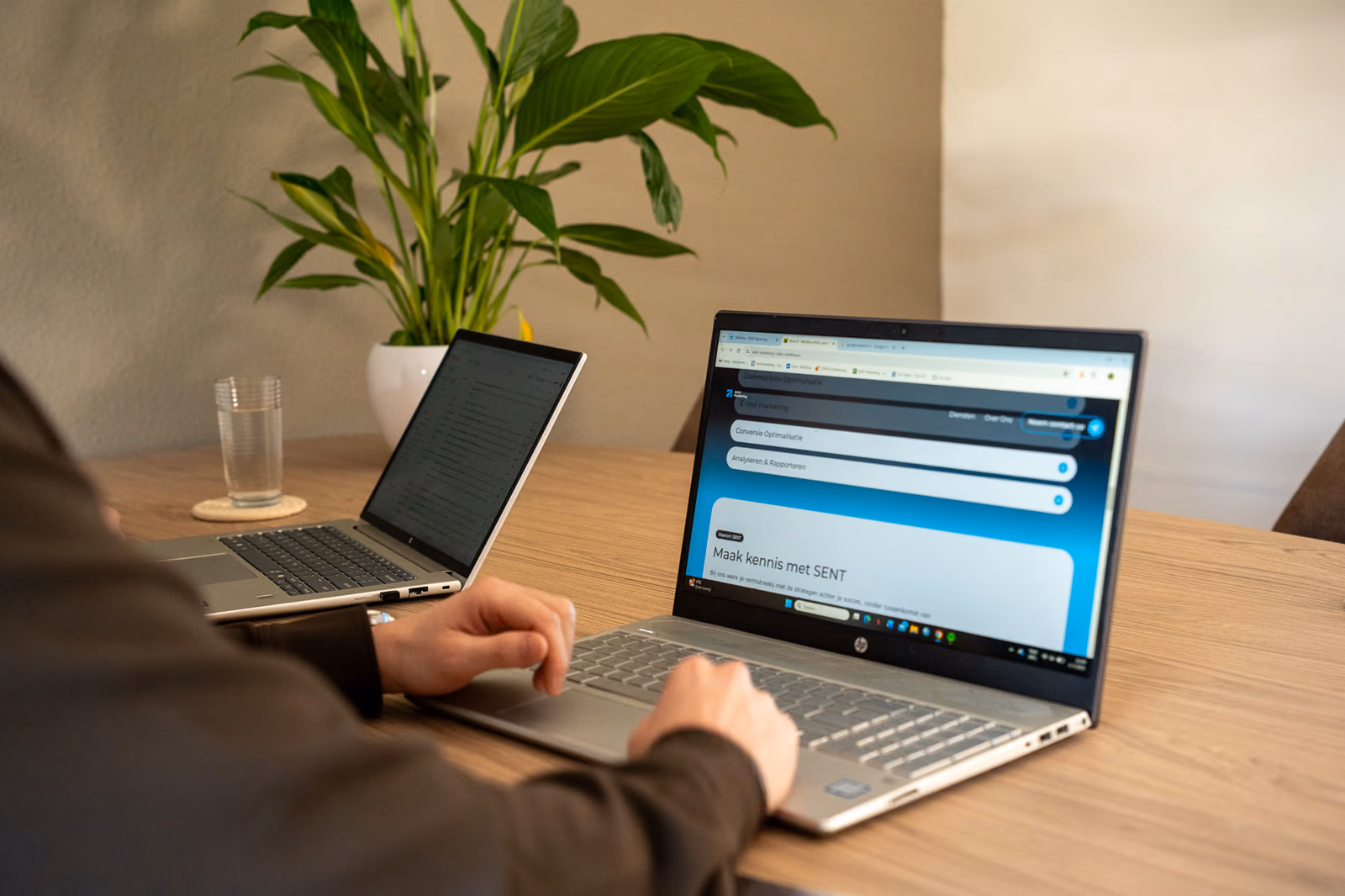 Aan een website werken op twee laptops